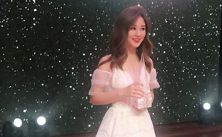Ribi Sachi đẹp rạng ngời đại diện FAPtv nhận giải thưởng Top kênh Youtube hàng đầu Châu Á