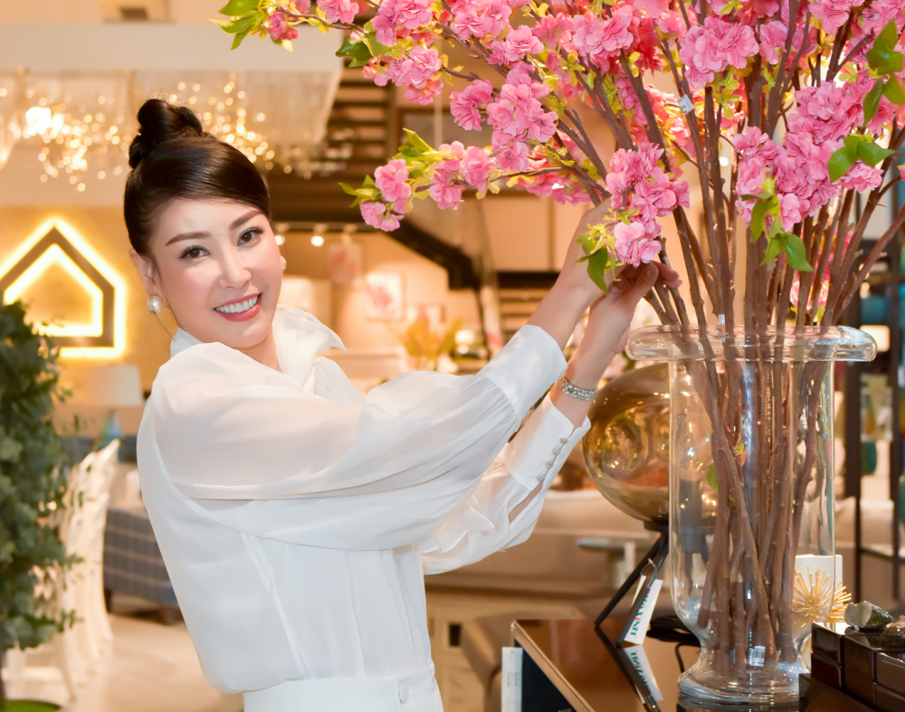 Hà Kiều Anh đẹp rạng ngời đi mua sắm nội thất trong những ngày giáp tết